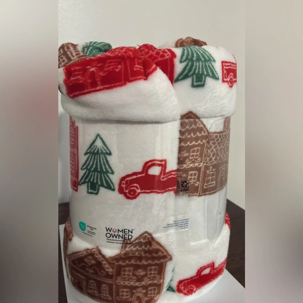 NWT- Cozy Oversized Holiday Throw Blanket w/ Red Trucks, Green Trees 60x72